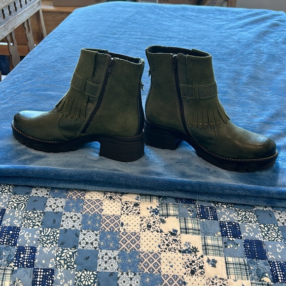 Dromedaris olive green fringe boots. Heel 2”. Platform 1” - Picture 3 of 8